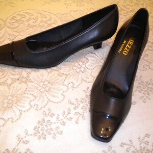 Mezzo by Vaneli Leather Pump Square Cap Toe Slip On Size  9 Dark Blue.